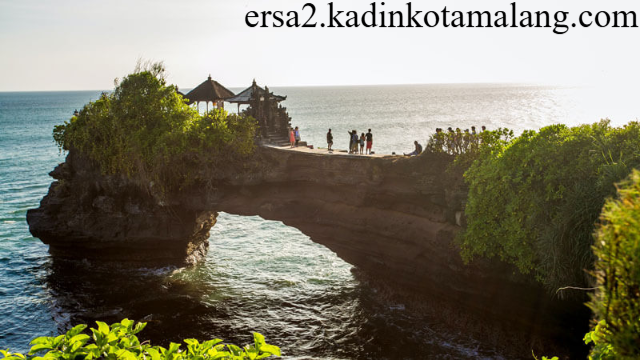 Eksplorasi Pesona Alam Pantai Karang Bolong yang Memukau