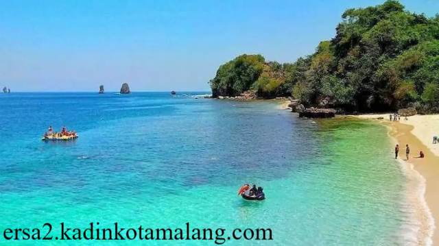 Menikmati Keindahan Alam di Pantai Tiga Warna Malang