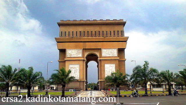 Telusuri Arsitektur & Budaya Monumen Simpang 5 Gumul Kediri