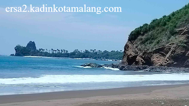 Pesona Mistis dan Alam Pantai Batu Menyembul Watu Ulo
